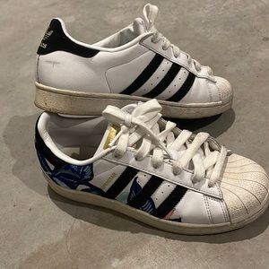 Adidas superstar embroidered blue flower size us 7